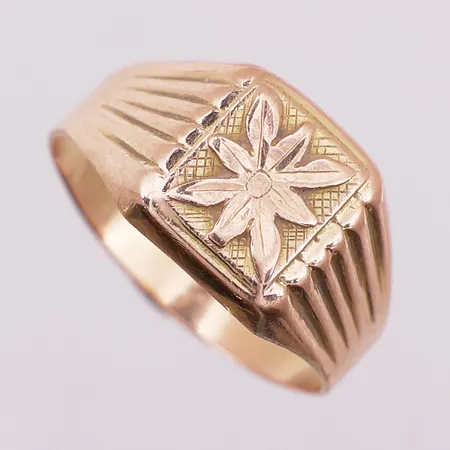 Ring, Ø 19,2 mm, bredde 3,4 - 11,5 mm, mangler stempel, skjev, 14K Vekt: 2,5 g Kontakt Lånekontoret for frakt