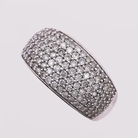 Ring med diamanter, 1,00 ct totalt iht. sertifikat, Ø 17,9 mm, bredde 2,1 - 10,5 mm, sertifikat, 9K Vekt: 3,9 g Kontakt Lånekontoret for frakt