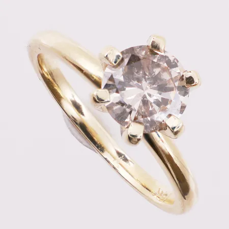 Ring med diamant, 1 x ca 1,20 ct, mange inneslutninger, Ø 16,7 mm, bredde 1,8 - 7,9 mm, 14K Vekt: 3,3 g Kontakt Lånekontoret for frakt