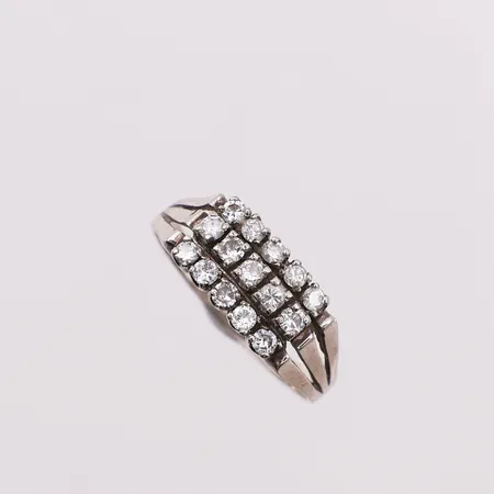 Ring med klare stener, Ø 17,9 mm, bredde 2,1 - 7,3 mm, skjev, 14K Vekt: 2,7 g Kontakt Lånekontoret for frakt