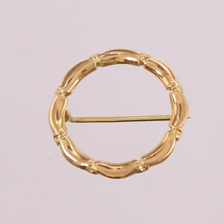 Nål, diameter 18,5 mm, 14K. Vekt: 1,5 g Kontakt Lånekontoret for frakt