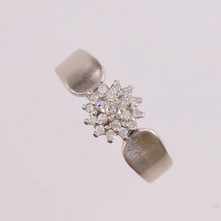 Ring med diamanter 18x ca 0,03ct, ø 19mm, bredde 2 - 7,5mm, 14K Vekt: 2,8 g Kontakt Lånekontoret for frakt