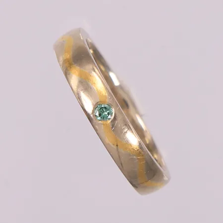 Ring med grønn sten, to-farget, ø17,8mm, bredde 3,7mm, 14K Vekt: 5,3 g Kontakt Lånekontoret for frakt