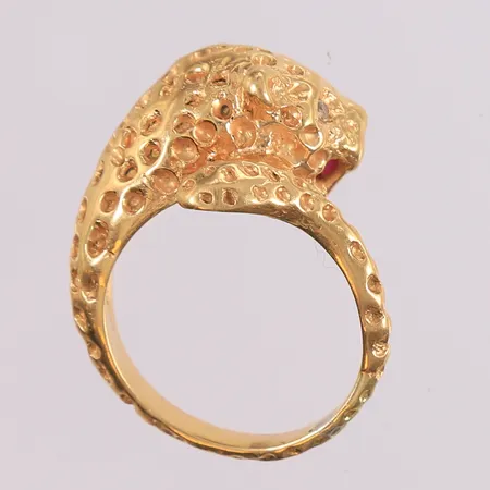 Ring med to klare stener og én rubin, 18K. Vekt: 15,9 g Kontakt Lånekontoret for frakt