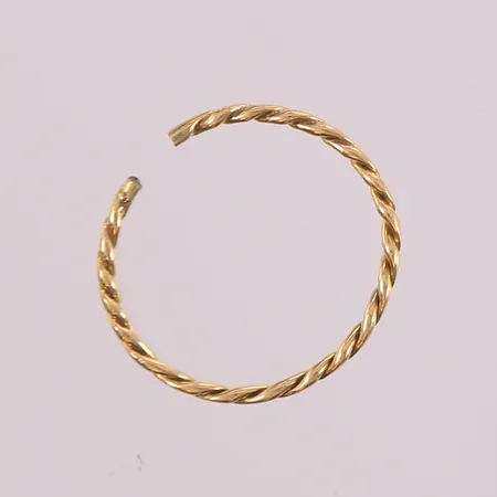 Kappet gullring, bredde 1,4 mm, ø=15 mm, 14K. Vekt: 0,6 g Kontakt Lånekontoret for frakt