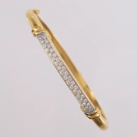 Armring med 34 diamanter ca 0,34ct, ø 51mm, bredde 5,1mm, 18K Vekt: 30,9 g Kontakt Lånekontoret for frakt