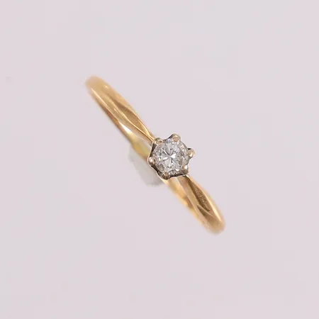 Gullring med diamant, bredde 1,7 mm, ø=17,5 mm, 14K. Vekt: 1,4 g Kontakt Lånekontoret for frakt