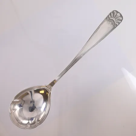 1 Serveringsskje, Slottssølv, lengde 25cm, 830S Vekt: 76 g Kontakt Lånekontoret for frakt