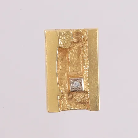 Anheng med syntetisk diamant, 18,5x12 mm, 14K. Vekt: 2,4 g Kontakt Lånekontoret for frakt