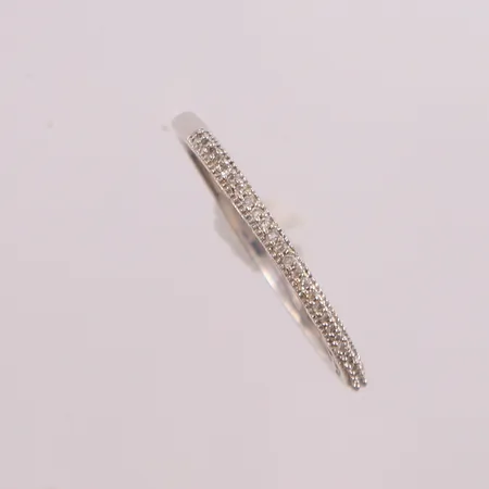 Ring med klare stener, bredde 1,6 mm, ø=17,5 mm, 14K. Vekt: 1,5 g Kontakt Lånekontoret for frakt