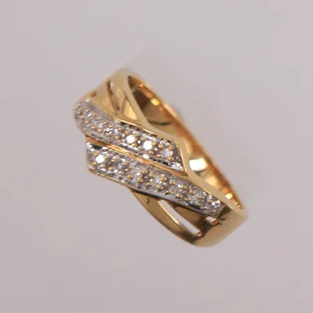 Ring med diamanter 14x ca 0,01ct, ø17,75mm, bredde 3-7mm, GHA, 18K.  Vekt: 4,7 g Kontakt Lånekontoret for frakt