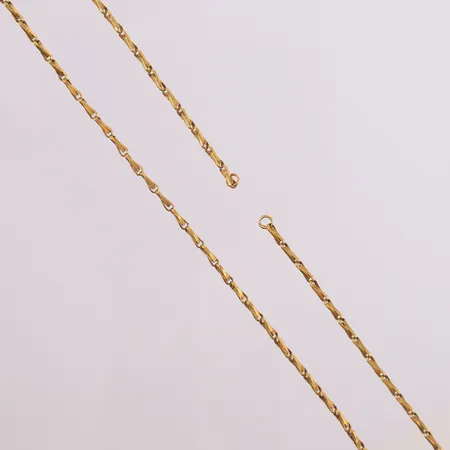 Kjede, lengde 63cm, bredde 1,8mm, mangler lås, 20K Vekt: 11,6 g Kontakt Lånekontoret for frakt