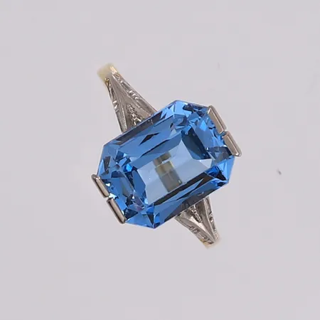 Ring med syntetisk spinell, sten 10 x 8mm, ø 16,5mm, 14K Vekt: 2,8 g Kontakt Lånekontoret for frakt