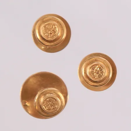 Skjorteknapper, 3 stk, diameter 7 mm, 18K. Vekt: 1,9 g Kontakt Lånekontoret for frakt