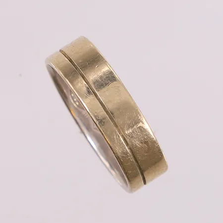 Ring i hvitt gull, bredde 6 mm, ø=19 mm, 14K. Vekt: 5,2 g Kontakt Lånekontoret for frakt