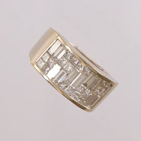 Ring med diamanter baguettslipte totalt ca 0,58ct og briljantslipte totalt ca 0,57ct, ø 17mm, 18K Vekt: 14,2 g Kontakt Lånekontoret for frakt