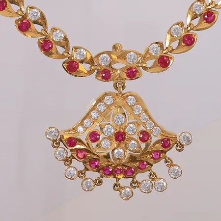 Halssmykke med lilla og blanke stener, lengde 36cm, bredde 8,6- 47mm, 22K, bruttovekt 32,6g Vekt: 0 g Kontakt Lånekontoret for frakt