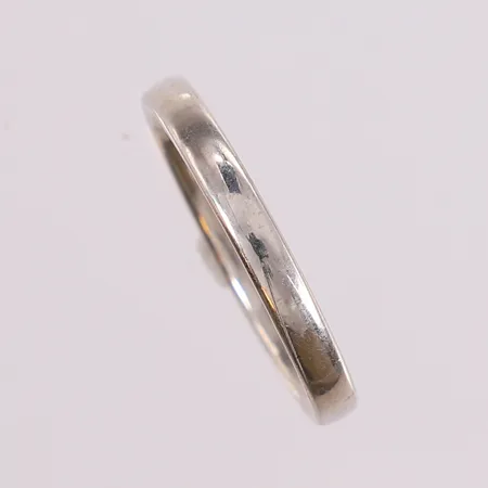 Ring i hvitt gull, bredde 3 mm, ø=20,5 mm, 14K. Vekt: 4,3 g Kontakt Lånekontoret for frakt