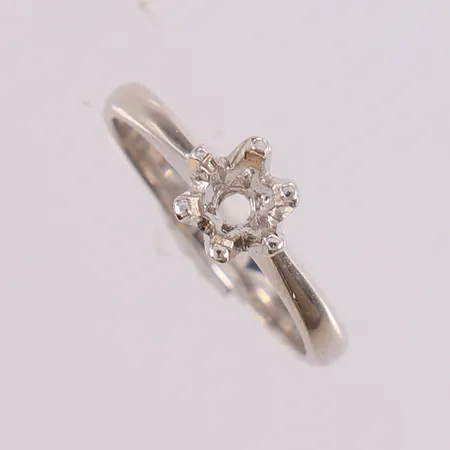 Ring i hvitt gull uten sten, bredde på krone 6,7 mm, Ø=17 mm, 18K. Vekt: 2,9 g Kontakt Lånekontoret for frakt