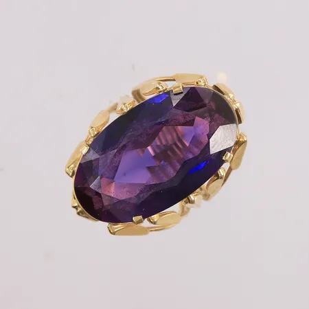 Ring med stor lilla syntetisk safir, str 29x18,5 mm, ø=18,5 mm, 14K. Vekt: 10,8 g Kontakt Lånekontoret for frakt
