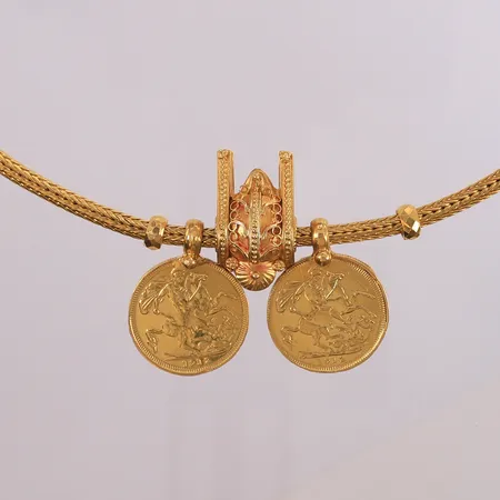 Halssmykke med 3 anheng (2 er mynter), lengde 64cm, bredde 3,8- 30mm, 22K Vekt: 120,1 g Kontakt Lånekontoret for frakt