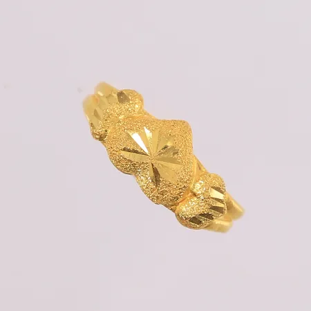 Ring (Thai 1/8 baht), ø=18,5 mm, bredde 8,1 mm, 23K. Vekt: 1,9 g Kontakt Lånekontoret for frakt