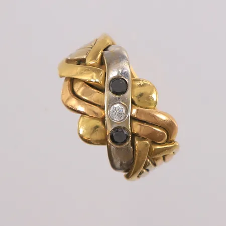 Loddet flettering med syntetisk diamant og mørke stener, str ø=20,5 mm, bredde 14 mm, 18K. Vekt: 11,7 g Kontakt Lånekontoret for frakt