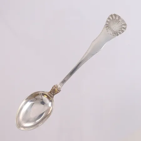 1 teskje, ukjent mønster, lengde 13cm, gravert, 830S Vekt: 17,2 g Kontakt Lånekontoret for frakt