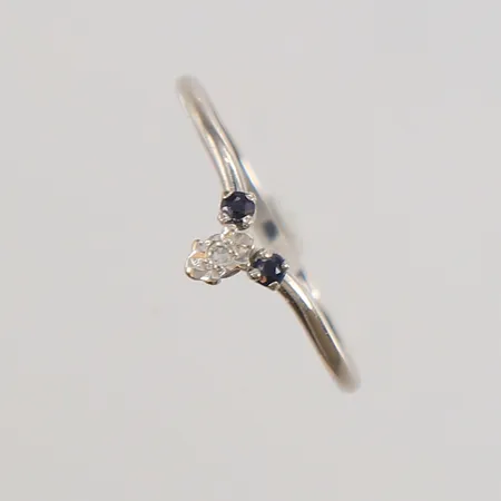 Ring med 1 klar sten og 2 blå stener, ø 19mm, 1,4 - 4,4mm, 14K Vekt: 1 g Kontakt Lånekontoret for frakt