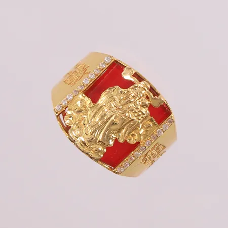 Ring med rød sten, ø 17mm, bredde 5,7 - 17,5mm, 14K Vekt: 12,2 g Kontakt Lånekontoret for frakt