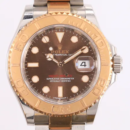 Rolex Yacht-Master (Oyster Perpetual Date), stål/roségull, brun urskive, automatisk, ø 40mm, ref. 116621, cal. 3135, dato, oysterlenke i stål/roségull, ripe i glass, kjøpt Urmaker Bjerke 21.12.2018, med boks, sertifikat, papirer og ett ekstra lenkeledd. Ripe i glasset. Kort lenke. Vekt: 0 g Kontakt Lånekontoret for frakt