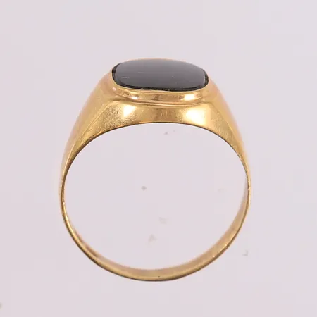Ring med svart sten, ø 19mm, 3,2 - 14,3mm, 14K Vekt: 3,3 g Kontakt Lånekontoret for frakt