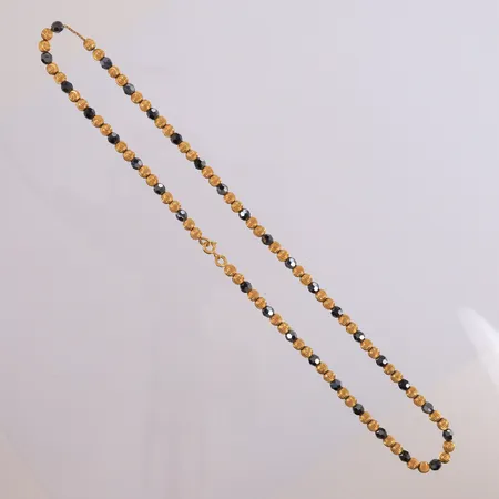 Halskjede med sorte stener, 42 cm, bredde4,1 mm, 21K. Vekt: 22,3 g Kontakt Lånekontoret for frakt