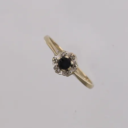 Ring med blå og blanke stener, ø16,75mm, bredde ca 1mm, skev, 14K gull.  Vekt: 1,7 g Kontakt Lånekontoret for frakt