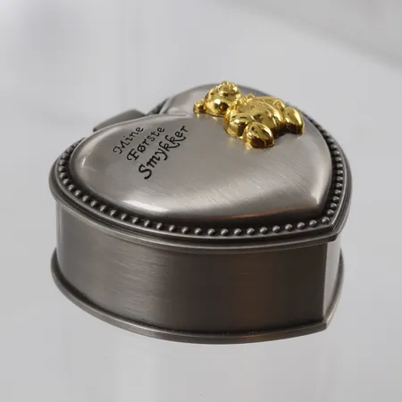 Smykkeskrin til barn "Mine første smykker" med bamse-motiv og rød fløyel på innsiden. Mål: 7,5 x 7,5 x 4,5 cm Vekt: 0 g Kontakt Lånekontoret for frakt