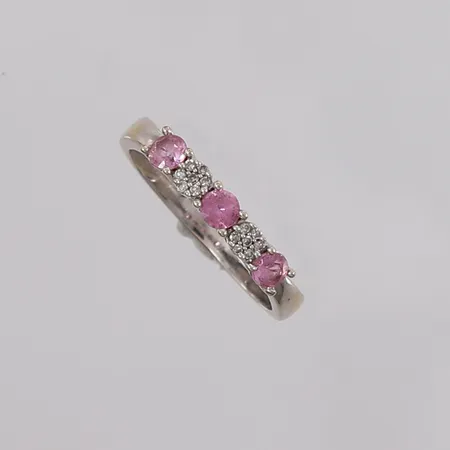 Ring med rosa og blanke stener, ø16,75mm, bredde ca 2mm, 14K gull. Vekt: 2 g Kontakt Lånekontoret for frakt