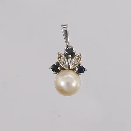 Anheng med perle, tre mørk-blå stener og to hvite/blanke stener, 20x11mm, 14K gull, bruttovekt 2,1 Vekt: 0 g Kontakt Lånekontoret for frakt