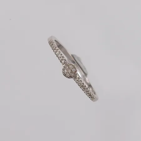 Ring med blanke stener, ø17mm, bredde ca 1mm, 9K. Vekt: 1,4 g Kontakt Lånekontoret for frakt