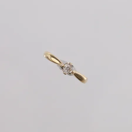 Ring med blank sten, ø16,5mm, bredde 1,6- 4,6mm, ustemplet, noe slitt rhodinering, hvitt gull, 14K, bruttovekt 1,4g Vekt: 0 g Kontakt Lånekontoret for frakt