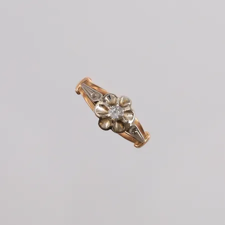 Ring med diamant (1 x ca. 0,10ct), to-farget, ø17,5mm, bredde 2,3- 8,8mm, 14K (stemplet 583), bruttovekt 3,6g Vekt: 0 g Kontakt Lånekontoret for frakt