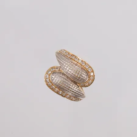 Ring med blanke stener, to-farget, ø18,9mm, bredde 2,5- 19,3mm, utydelig gullstempel, 14K, bruttovekt 5,8g Vekt: 0 g Kontakt Lånekontoret for frakt