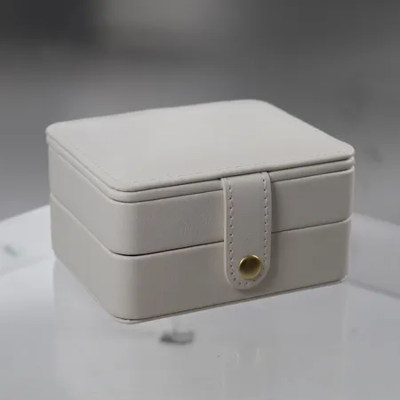 Reisesmykkeskrin med speil, hvitt, Mål: 11 x 9 x 6 cm Vekt: 0 g Kontakt Lånekontoret for frakt