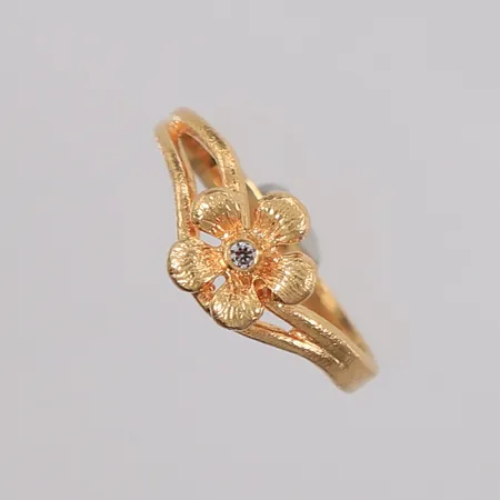 Ring med blomst og blank sten, ø17mm, bredde ca 2,3-8,5mm, 18K gull. Vekt: 2,8 g Kontakt Lånekontoret for frakt