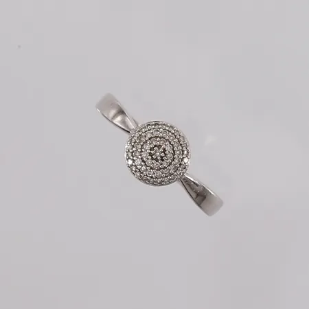 Ring med blanke stener, ø16mm, bredde ca 1mm, 9K. Vekt: 2,2 g Kontakt Lånekontoret for frakt