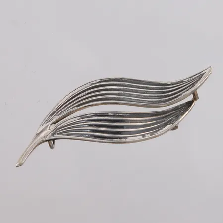 Brosch, lengde ca 55mm, bredde ca 19mm, 925/1000 sterlingsølv. Vekt: 6,3 g Kontakt Lånekontoret for frakt