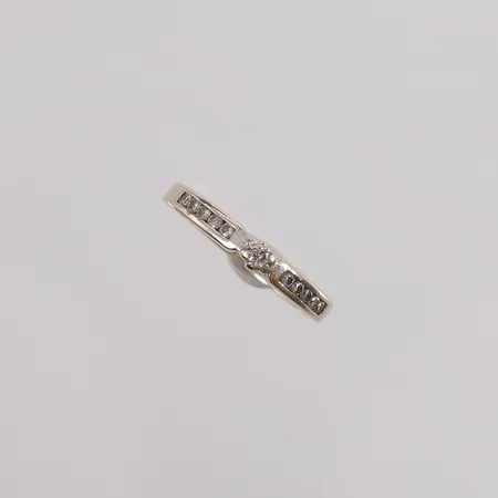 Ring med diamanter (1 x ca. 0,04ct og 10 x ca. 0,01ct), ø16,6mm, bredde 1,8- 3,1mm, stemplet, noe slitt rhodinering, hvitt gull, 14K, bruttovekt 2,1g Vekt: 0 g Kontakt Lånekontoret for frakt