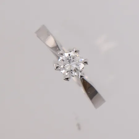 Ring med diamant 1x ca 0,40ct, ø16,5mm, bredde ca 2mm, mye inneslutninger, fin tilstand, 14K hvitt gull. Vekt: 2,5 g Kontakt Lånekontoret for frakt