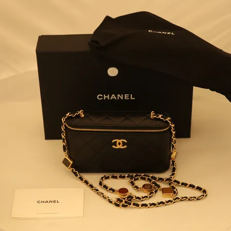 Chanel Vanity Case Lambskin Quilted Heart Enamel Chain Crossbody Bag, farge sort, snr. X4A8KNL0, Mål: 17,5cm x 11 cm x 5cm, med boks, dustbag og kvittering (kjøpt Chanel Oslo juli 2023) Vekt: 0 g Kontakt Lånekontoret for frakt