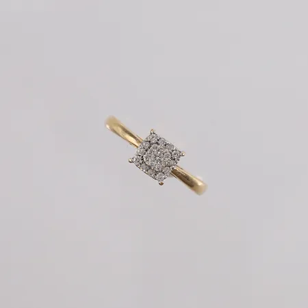 Ring med 21 stk. diamanter (1 x ca. 0,03ct + 12 x ca. 0,01ct + 8 x ca. 0,006ct), ø17,1mm, bredde 2,1- 14mm, stemplet, 14K, bruttovekt 3g Vekt: 0 g Kontakt Lånekontoret for frakt