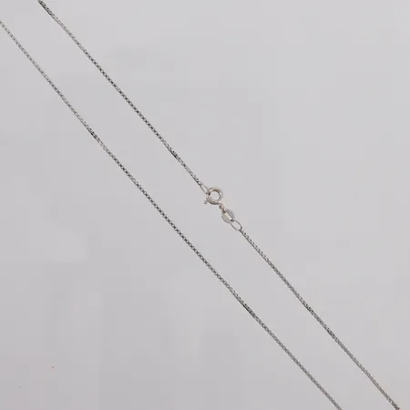 Kjede Veneziansk, lengde 41,5cm, bredde 1,1mm, hvitt gull, stemplet, 9K Vekt: 2,6 g Kontakt Lånekontoret for frakt